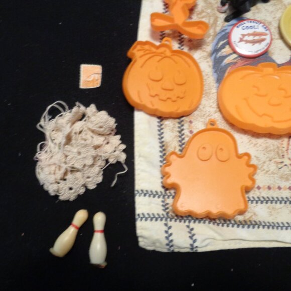 JUNK DRAWER VINTAGE FALL THEME SCARF COOKIE CUTTERS ORNAMENT DOLL PLATES… - Picture 4 of 8
